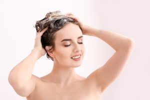 Massagem capilar: benefícios e como fazer corretamente