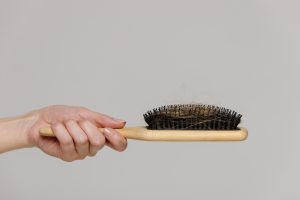 Quebra capilar no dia a dia: erros comuns na rotina